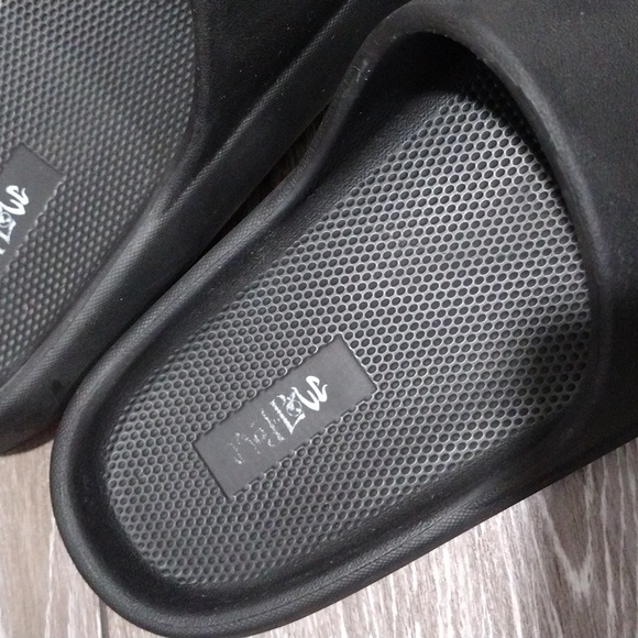 Mad Love black slides. In good condition. Size 8 - Picture 3 of 11